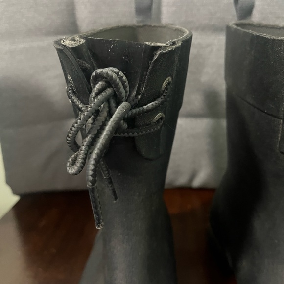 Size 7 BOGS rain boots - Picture 3 of 9